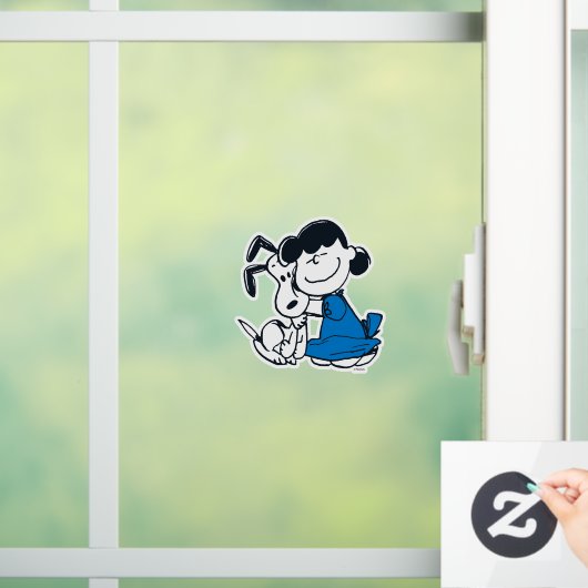 Lucy Hugging Snoopy Fensteraufkleber (Zuhause)