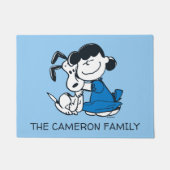 Lucy Hugging Snoopy Fußmatte (Vorderseite)