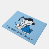 Lucy Hugging Snoopy Fußmatte (Schrägansicht)