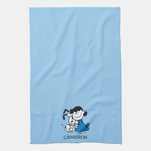Lucy Hugging Snoopy Geschirrtuch (Vertikal)