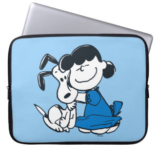 Lucy Hugging Snoopy Laptopschutzhülle
