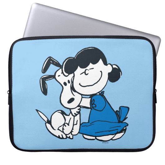 Lucy Hugging Snoopy Laptopschutzhülle (Vorderseite)