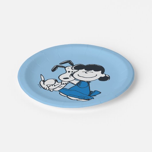 Lucy Hugging Snoopy Pappteller (Schrägansicht)