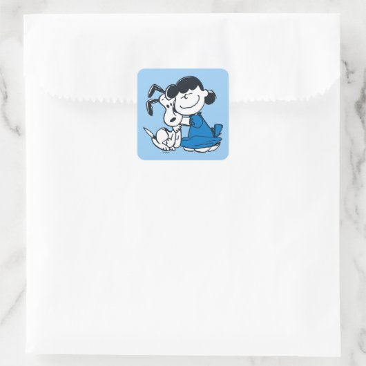 Lucy Hugging Snoopy Quadratischer Aufkleber (Tasche)