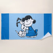 Lucy Hugging Snoopy Strandtuch (Vorderseite)