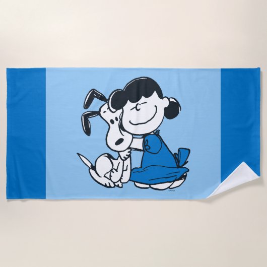 Lucy Hugging Snoopy Strandtuch (Vorderseite)