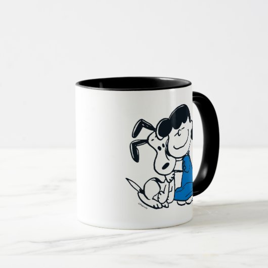 Lucy Hugging Snoopy Tasse (VorderseiteRechts)