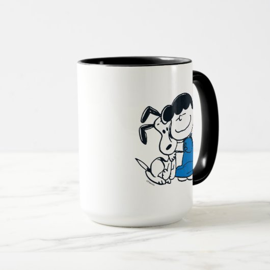 Lucy Hugging Snoopy Tasse (VorderseiteRechts)