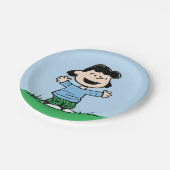 Lucy mit Waffen weit Pappteller (Schrägansicht)