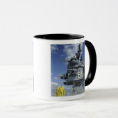 Luftabteilung Sailors testen die Sprinkleranlage Tasse (VorderseiteRechts)