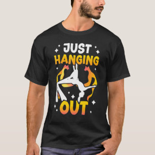 Luftakrobatin Aerial-Yoga-Darstellerin und Seiden T-Shirt