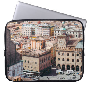 Luftansicht des Piazza Maggiore Platzes und San Pe Laptopschutzhülle