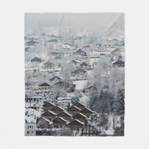 Luftansicht eines Dorfes, das mit Schnee bedeckt i Fleecedecke