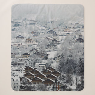 LUFTANSICHT EINES MIT SCHNEE BEDECKTEN DORFES SHERPADECKE