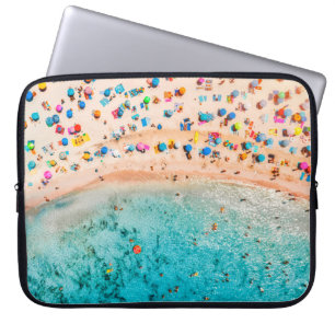Luftansicht eines Sandstrandes mit farbenfrohen So Laptopschutzhülle