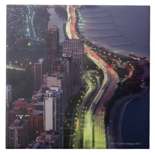 Luftaufnahme der Gebäude entlang einer Landstraß Fliese