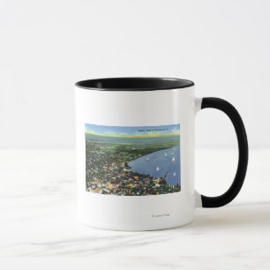 Luftaufnahme der Stadt, Segelboote auf dem See Tasse