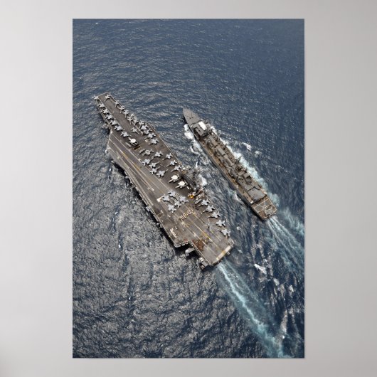 Luftaufnahme des Flugzeugträgers USS Ronald Reag Poster (Vorne)