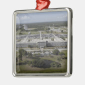 Luftaufnahme des Kennedy Space Center Ornament Aus Metall (Links)
