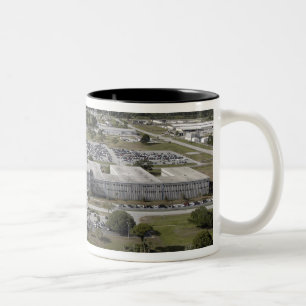 Luftaufnahme des Kennedy Space Center Zweifarbige Tasse