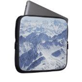 Luftaufnahme des Schnees bedeckte Berge Laptopschutzhülle (Vorne Rechts)