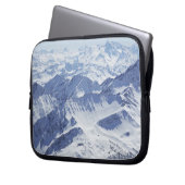 Luftaufnahme des Schnees bedeckte Berge Laptopschutzhülle (Vorderseite Links)