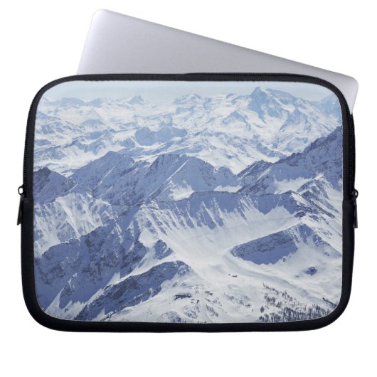 Luftaufnahme des Schnees bedeckte Berge Laptopschutzhülle (Vorderseite)