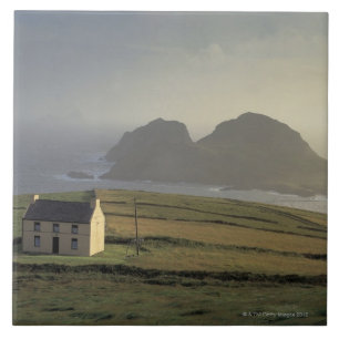 Luftaufnahme einer Hütte auf einem Hügel durch d Fliese