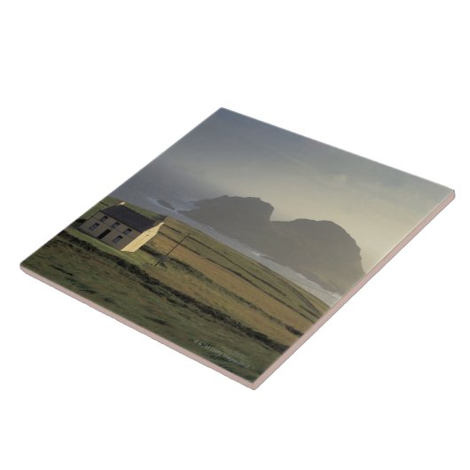 Luftaufnahme einer Hütte auf einem Hügel durch das Fliese (Seite)