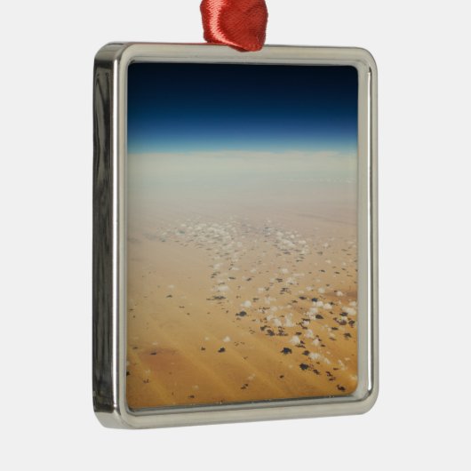 Luftaufnahme einer Wüste Silbernes Ornament (Rechts)