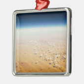 Luftaufnahme einer Wüste Silbernes Ornament (Links)