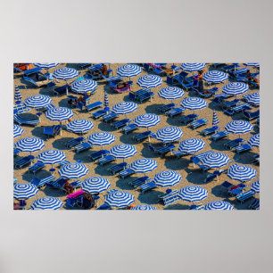 Luftaufnahmen des Sonnenschirms aus blau-weißem In Poster