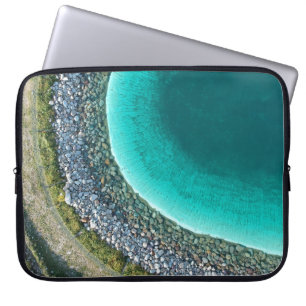 Luftaufnahmen von Wasserkörpern, umgeben von Laptopschutzhülle