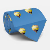 Luftballon in blauem Himmel Krawatte (Gerollt)