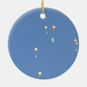 Luftballons am blauen Himmel Keramikornament (Hinten)