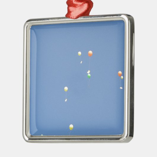 Luftballons am blauen Himmel Ornament Aus Metall (Links)
