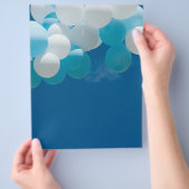 Luftballons, die im blauen Himmel fliegen Flyer (Hand)