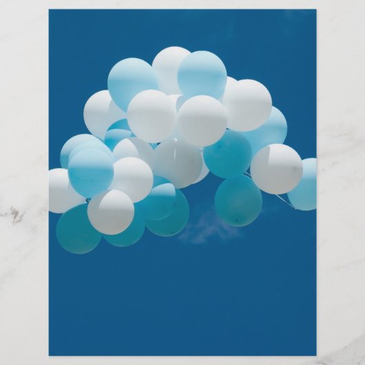 Luftballons, die im blauen Himmel fliegen Flyer (Vorne)