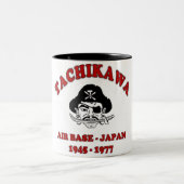 Luftbasis Tachikawa Japan Zweifarbige Tasse (Mittel)