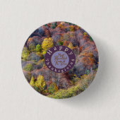 Luftbild der farbenfrohen Bäume des Herbstes Button (Vorderseite)