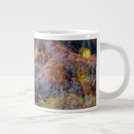 Luftbild der farbenfrohen Bäume des Herbstes Jumbo-Tasse