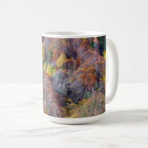 Luftbild der farbenfrohen Bäume des Herbstes Kaffeetasse