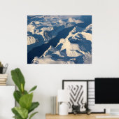 Luftbild der schneebedeckten Berge mit Fluss Poster (Heimbüro)