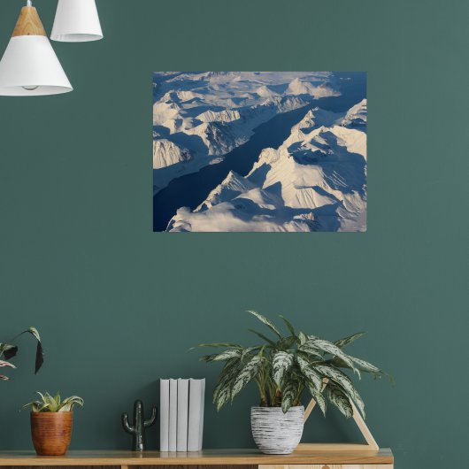 Luftbild der schneebedeckten Berge mit Fluss Poster (Wohnzimmer 1)