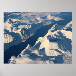 Luftbild der schneebedeckten Berge mit Fluss Poster