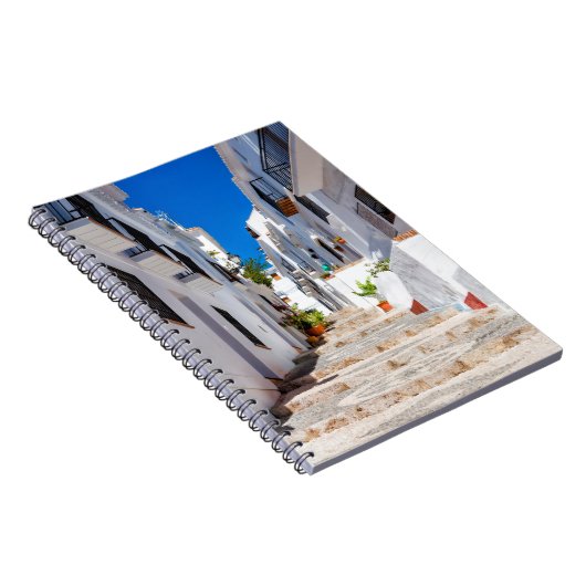 Luftbild der weißen Stadt Frigiliana bei sonnigen  Notizblock (Rechte Seite)