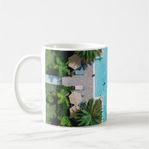 Luftbild des Gebäude aus blauem und weißem Beton Kaffeetasse