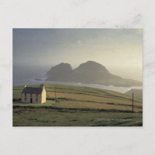 Luftbild einer Hütte auf einem Hügel am Meer Postkarte