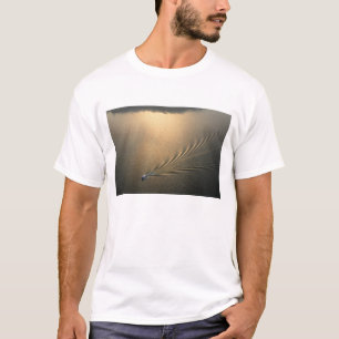 Luftbild eines Bootes im Gatunsee Panama T-Shirt