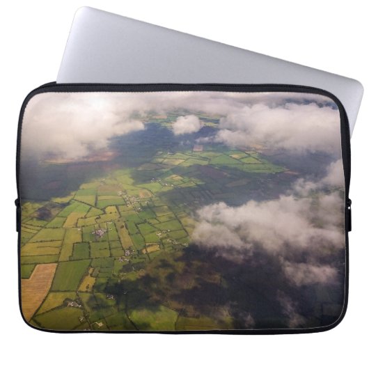 Luftbild-Patchwork aus irischen Ackerflächen und W Laptopschutzhülle (Vorderseite)